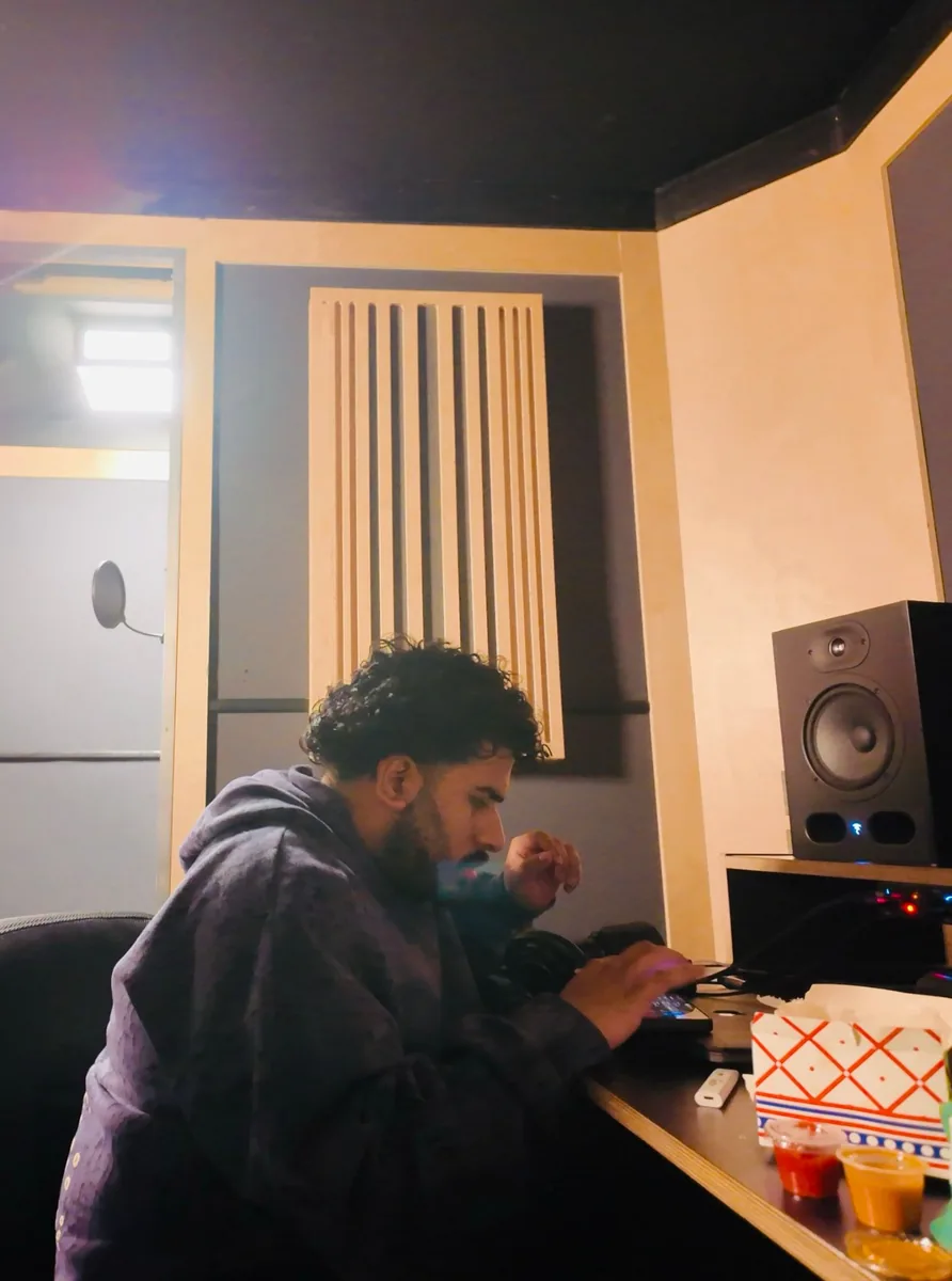 drtyndn producing music in the studio
